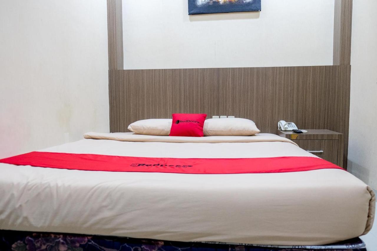 Hotel Reddoorz Near Living World
