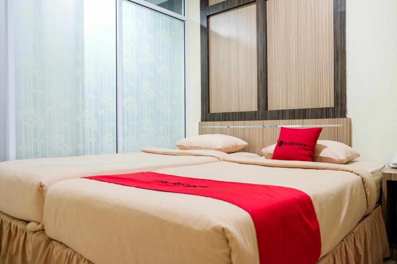 Reddoorz Near Living World Hotel