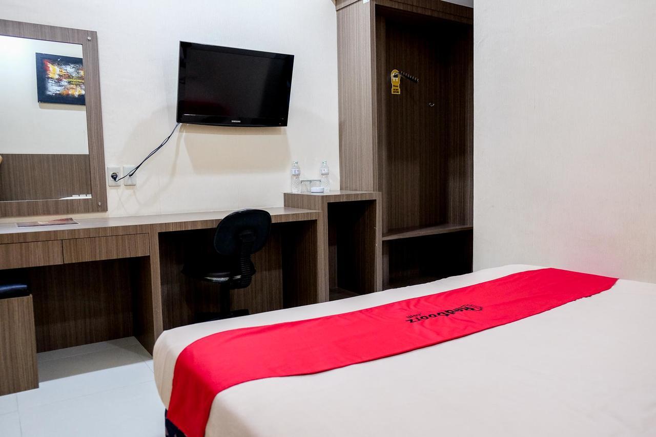 Reddoorz Near Living World