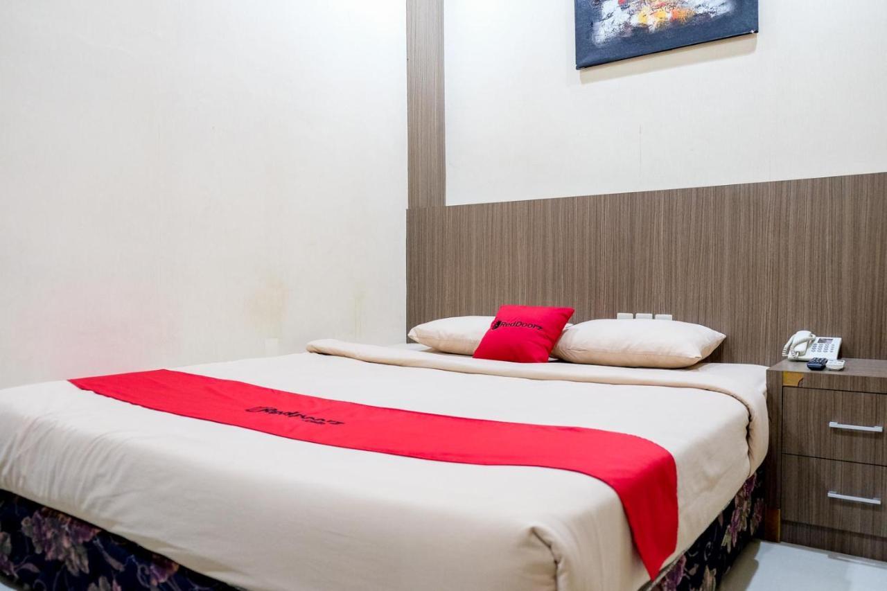 Reddoorz Near Living World Hotel 2*